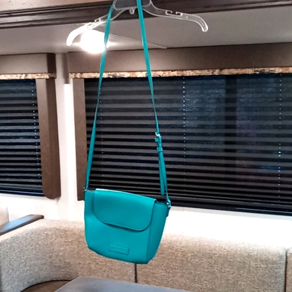 Vera Bradley purse, turquoise, snap shut, like new